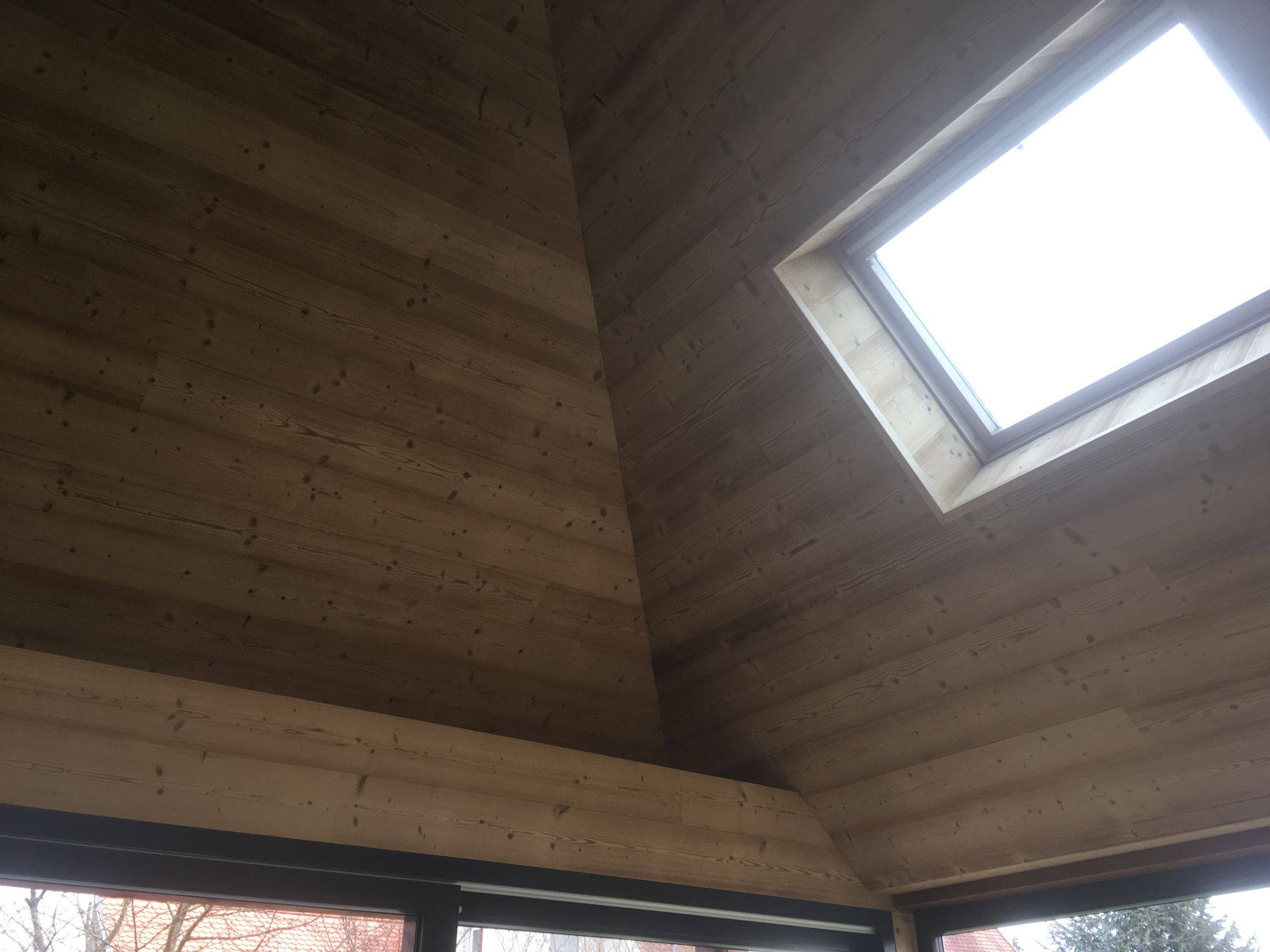 Isolation d&#8217;un plafond en laine de bois avec finition en bardage bois scié fin Strasbourg 2